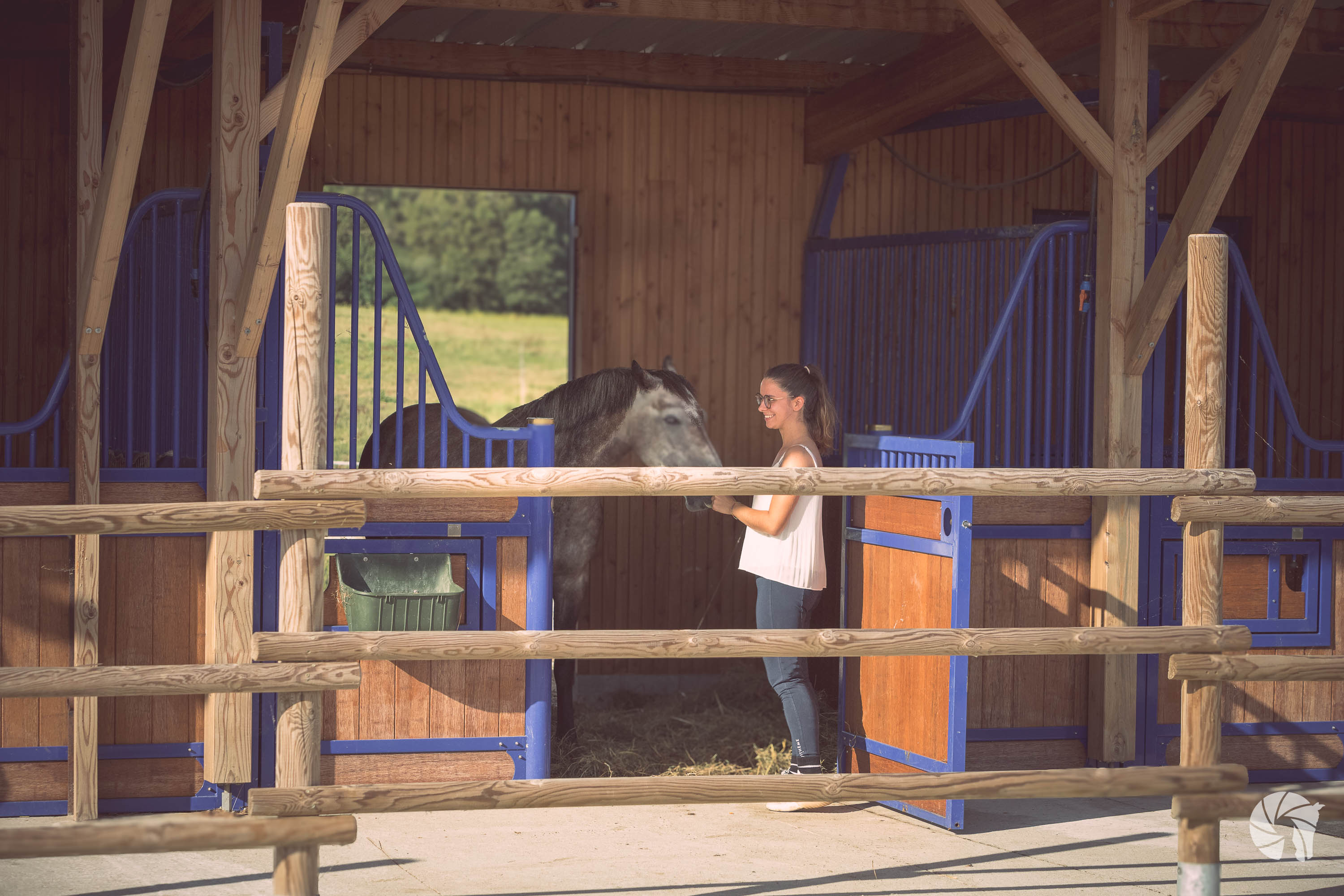 Cavalière et son cheval dns une écurie de propriétaires à Brains.